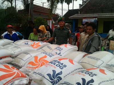 Anggota TNI Dampingi Pendistribusian beras Pra sejahtera (Rastra). FOTO : SIS