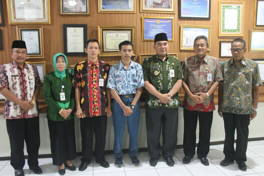 Muhammad Ridho Setiyawan (17) siswa berprestasi foto bersama dengan Bupati Jepara Ahmad Marzuki. FOTO : DSW