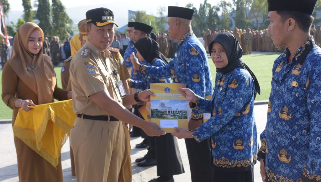 Asmawa Serahkan SK Pengangkatan 421 Guru PPPK