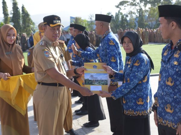 Asmawa Serahkan SK Pengangkatan 421 Guru PPPK