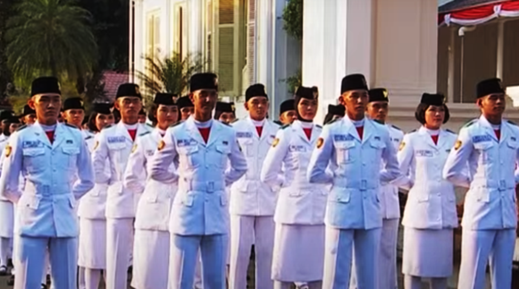 SMU Negeri 4 Kendari dan Baju Adat Dolomani Buton di Detik – Detik Proklamasi Kemerdekaan RI ke - 77