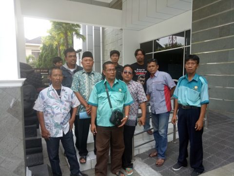 Komunitas Pengemudi Taksi Argometer Yogyakarta (Kopetayo) saat menyambangi Dinas Perhubungan (Dishub) DIY minta penilangan terhadap sopir online. FOTO : NADHIR ATTAMIMI