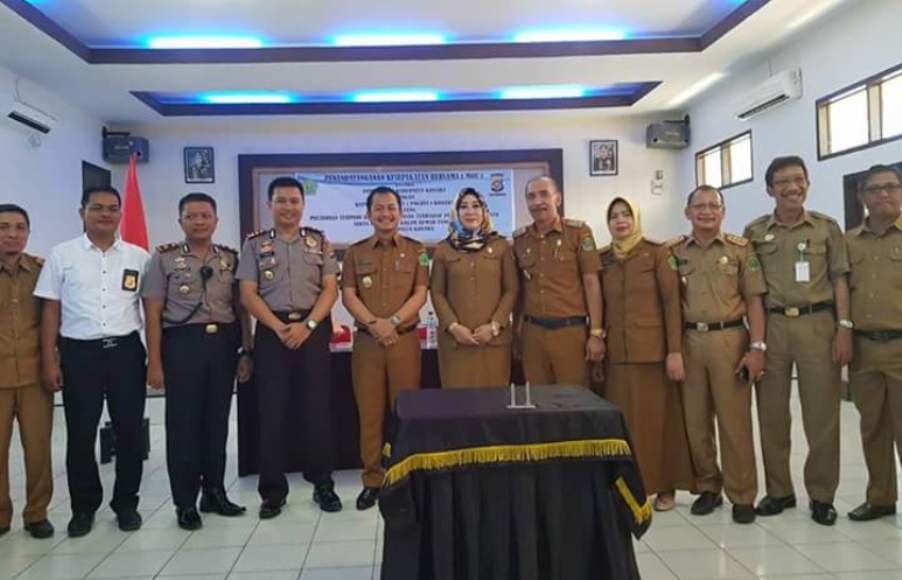 Pemberdayaan perempuan dan perlindungan Anak Cici Ita Ristianti (tengah) fose bersama Wakil Bupati Konawe Parinringi dan Kapolres usai menggelar Sosialisasi perlindungan anak. FOTO : MUH. ANDRI