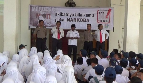 SatNarkoba Polres kolaka Sosialisasi Bahaya Narkoba di Sekolah