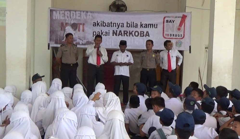 Sosialisasi Bahaya penggunaan narkoba dan obat terlarang lainnya seperti Pil zombie Pil PCC oleh Satnarkoba Polres Kolaka di SMP Negeri 2 Kolaka pagi tadi. FOTO : ASDAR LANTORO