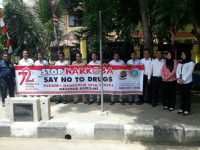 Sat Narkoba Polres Langsa foto bersama dengan siswa serta para guru usai melakukan sosialisasi penyelagunaan Narkoba. FOTO : ROBY SINAGA