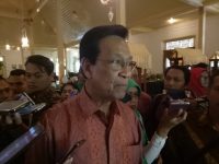 Sri Sultran Hemengkubuwono ke X saat di wawancara sejumlah awak media. FOTO : NADHIR