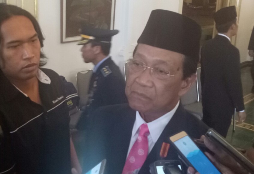 Gubernur DIY Sri Sultan Hamengkubuwono IX saat diwawancara sejumlah awak media. FOTO : NADHIR ATTAMIMI