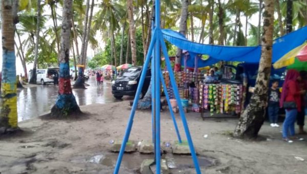 Meski Hujan Deras Pantai membuku Tetap Ramai