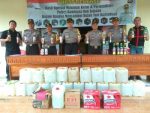 kapolres Bombana AKBP bestari H. harahap saat menggelar konprensi pers didampingi para pejabat Polres terkait hasil operasi Cipta kondisi tahun 2017. FOTO : SUDIRMAN