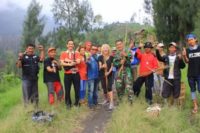 Kelompok pemuda yang tergabung dalam ART'S PALA Probolinggo Menggelar Penanaman 500 Pohon Eucaliptus. FOTO AHMAD SUGENG LAKSONO
