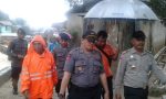 Kepala BPBD Kota kendari Suhardin (Kanan) saat meninjau lokasi bencana lonsor di Kelurahan Sanua. FOTO : ODEK