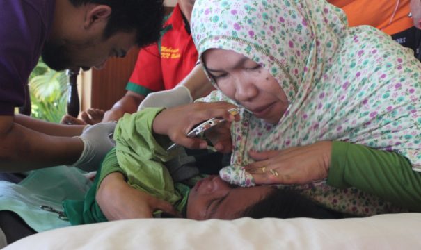 Salah satu anak yang di sunat oleh petugas RSUD Andi Makasau Parepare. FOTO : JERI