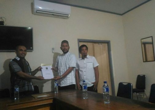 Tim pemenang bakal calon Gubernur Supomo saat mengembalikan berkas pendaftaran di Partai keadilan Sejahtera (PKS). FOTO : IST