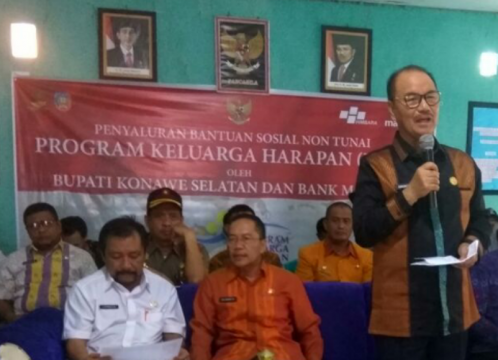 Bupati Konsel H Surunuddin Dangga, ST MM Saat Memberikan Sambutan Pada Acara Penyaluran Perdana Bantuan PKH Di Desa Ambaipua, Kecamatan Ranomeeto. Kamis (13/7). FOTO : MAHIDIN