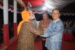 Surunudin Dangga Didampingi Anggota DPRD Konsel, Samsu, SP Saat Menyerahkan Piala Bergilir Kepada Kepala Desa Puao Yang Keluar Sebagai Juara Umum Porseni Tingkat Kecamatan Angata Tahun 2017. FOTO : MAHIDIN
