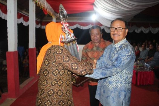 Bupati Konsel Hadiri Penutupan Porseni Tingkat Kecamatan Angata