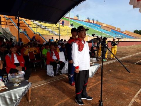 Bupati Konsel H Surunuddin Dangga, ST MM Saat Memimpin Upacara Pembukaan Porseni Tingkat Kabupaten Konawe Selatan Di Stadion Lababa Silondae Andoolo. FOTO : MAHIDIN