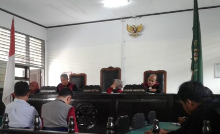 Terdakwa Korupsi rental mobil fiktif Sutamin dan yusran saat medengarkan tuntutan dari Jaksa Penuntut Umum kejari Konsel di pengadilan Tindak pidana Korupsi di Kendari. FOTO : ODEK