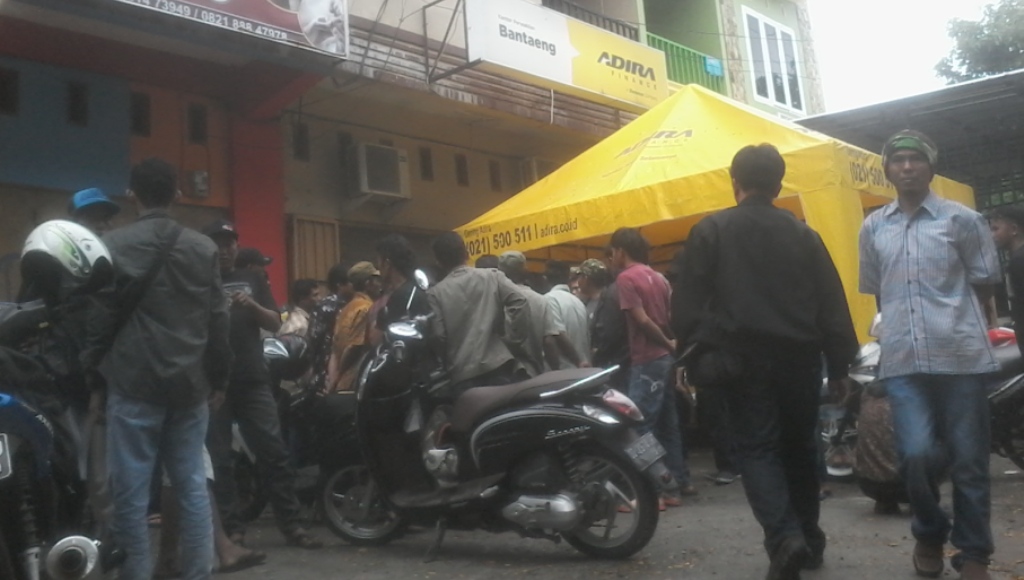 Ratusan Massa Datangi Kantor Adira Bantaeng