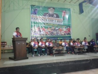 Kapolres Bantaeng AKPB Adip Rojikan saat memberikan pengarahan di pembukaan kejuaraan bulu tangkis Polres Cup I 2017. FOTO : SYAMSUDDIN