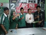 Muh. Alwi (baju putih) saat mendaftar calon Bupati di sekretariat DPC PKB Bantaeng. FOTO ; SYAMSUDDIN