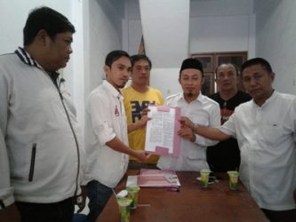calon Bupati Bantang Ilham Azikin melalui perwakilannya mendaftarkan diri di partai gerindra dengan mengambil formulir pencalonan Bupati bantaeng. FOTO : SYAMSUDDIN