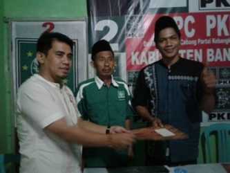 Tim Sahabat Jabal Nur saat mendaftarkan pencalonan Bupati di Sekretariat PKB Bantaeng. FOTO : SYAMSUDDIN