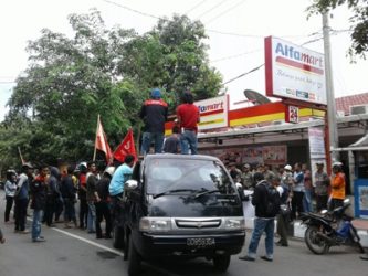 Aliansi masyarakat Bantaeng menggelar Unjukrasa di depan Alfa mart Banteng terkait tindak pemerasan terehadap karyawannya. FOTO : SYAMSUDDIN