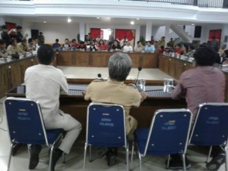 AMPB bersama eks karyawan Alfa Mart menyampaikan aduannya di DPRD Bantaeng. FOTO : SYAMSUDDIN