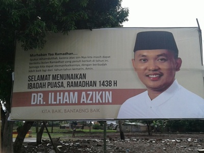 Baliho Ilham Azikin yang terpasang di sejumlah masjid di kabupaten bantaeng di bulan ramadhan ini. FOTO ; SYAMSUDDIN