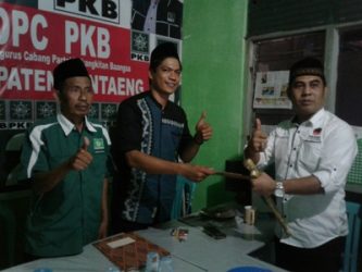 Ilham Azikin saat mengambil formulir pendaftaran calon Bupati di sekretariat DPC PKB Bantaeng. FOTO : SYAMSUDDIN