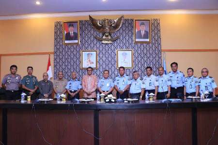 Tim Survei dari Kanwil kemenkumham Sulsel saat diterima bupati Bantaeng H.M Nurdin Abdullah di ruang pola kantor Bupati Banteng. FOTO : SYAMSUDDIN