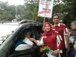Kampanye anti tembakau yang dilaksanakan di lampu merah jalan raya lanto Bantaeng. FOTO : SYAMSUDDIN
