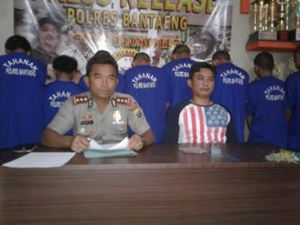 Kapolres Bantaeng AKBP Adip Rojikan saat menggelar Konprensi pers terkait penangkapan pelaku pembusuran di Bantaeng. FOTO : SYAMSUDDIN