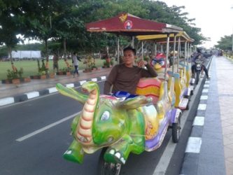 Sopir odong-odong ini di pantai Seruni Bantaeng bisa capai ratusan ribu perharinya. FOTO : SYAMSUDDIN