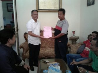 Pengurus DPC PDIP Bantaeng saat menyerahkan formulir pendaftaran Calon Bupati Bantaeng Ilham Azikin. FOTO : SYAMSUDDIN