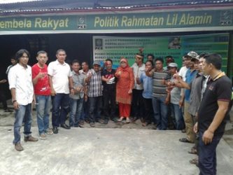 Hj. Andi Sugiarti M K (tengah) Menjadi Pendaftar Pertama di DPC PKB . FOTO : SYAMSUDDIN