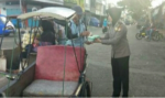 Anggota polwan Polres bantaeng saat membagikan takjil kepada tukang becak. FOTO : SYAMSUDDIN