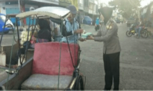 Anggota polwan Polres bantaeng saat membagikan takjil kepada tukang becak. FOTO : SYAMSUDDIN