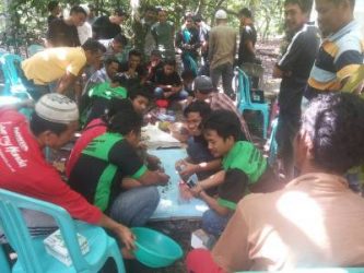 Kelompok pemuda tani matahariku Desa Biangloe menggelar pelatihan pembuatan pupuk organik di Desa Biangloe, Kecamatan Pa'jukukang. FOTO : SYAMSUDDIN
