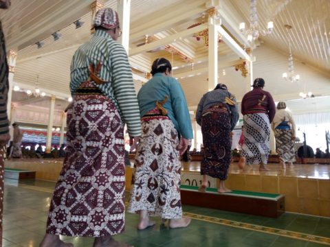 Abdi Dalem Kesultanan Yogyakarta dengan pakaian khas saat menggelar syawalan. FOTO : NADHIR ATTAMIMI