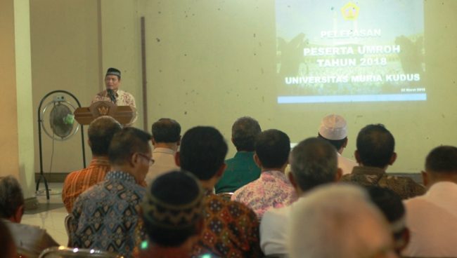 UMK Berangkatkan 56 Dosen dan Karyawan Umroh