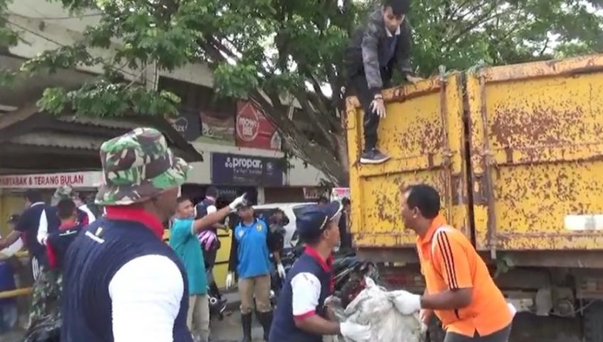 Jelang Musim Penghujan, Sampah di Kendari Mulai Dibersihkan