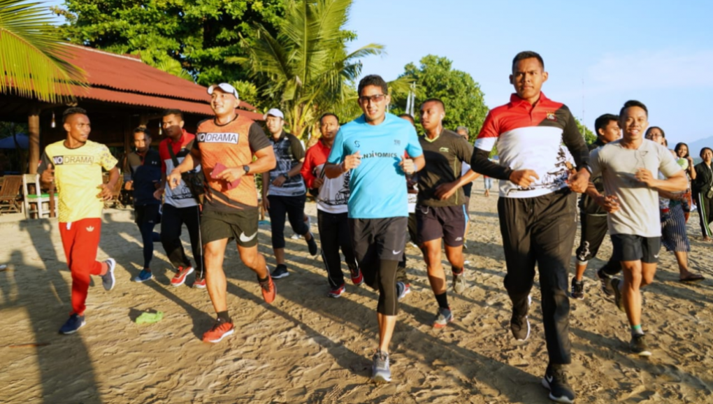 Sandiaga Uno Berlari di Sanur, Berenang dan Cicipi Kuliner Warung Made Weti ﻿