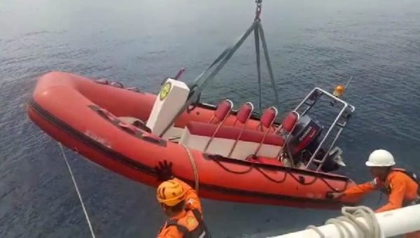 Video, SAR Turunkan Super Puma Lakukan Pencarian 17 Awak KM Lintas Timur