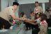 Bupati Jepara Ahmad Marzuki saat menyerahkan tumpeng kepada dua perwakilan Pramuka. FOTO : DSW