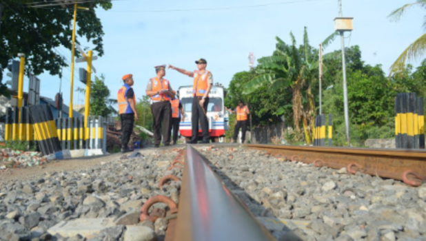 Jelang Mudik Lebaran, Polresta Probolinggo Periksa Palang Kereta Api