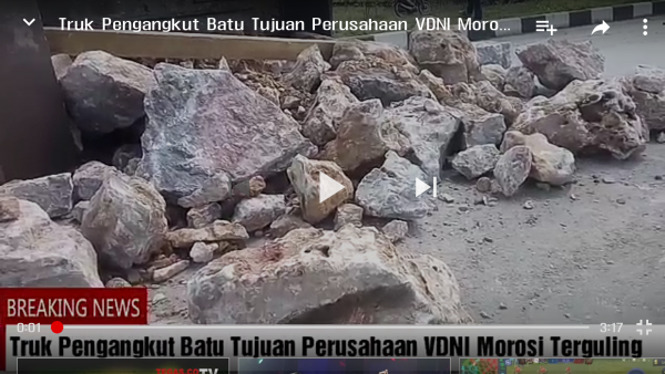 Truk Pengangkut Batu Tujuan Perusahaan VDNI Morosi Terguling