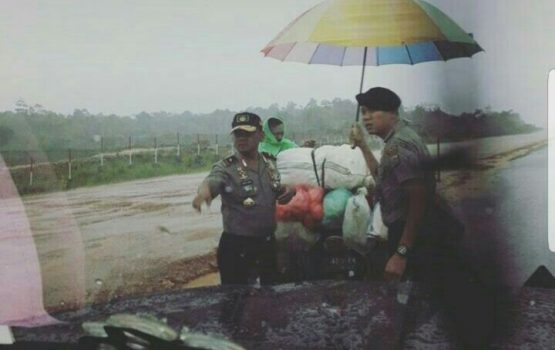 Kapolda Sultra Hujan-Hujanan Bantu Warga di Kendari
